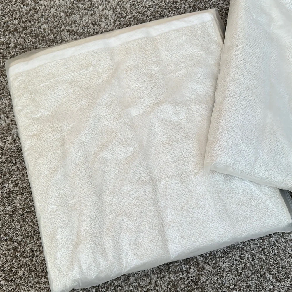 NEW Anthropologie Bramble Bath Towel •• White